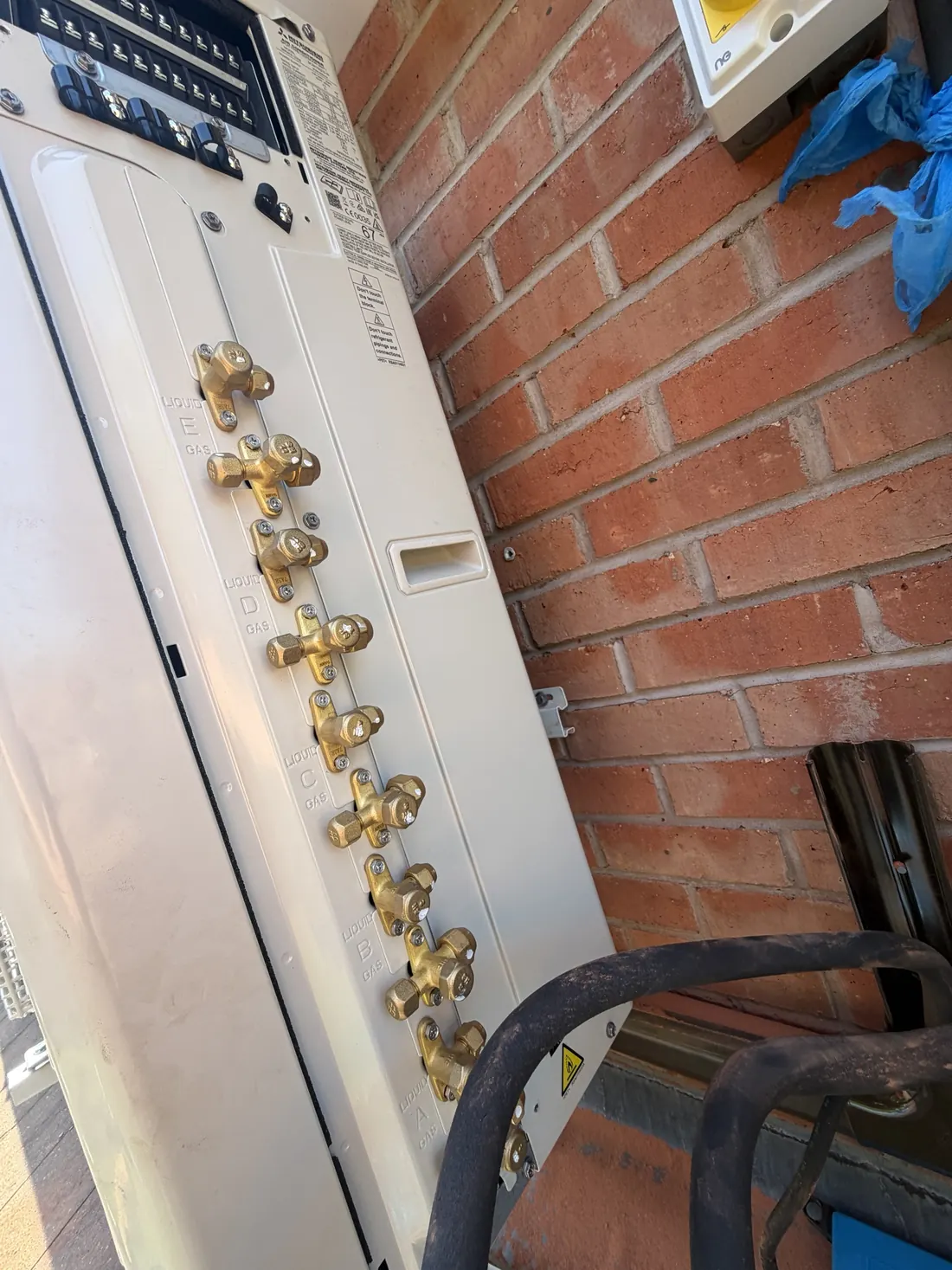 Multi-split outdoor unit with five labelled liquid and gas service valves
