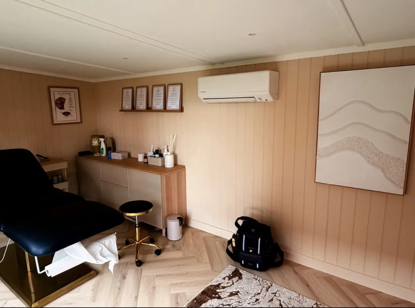 Wall-mounted air conditioning in a garden-room beauty salon